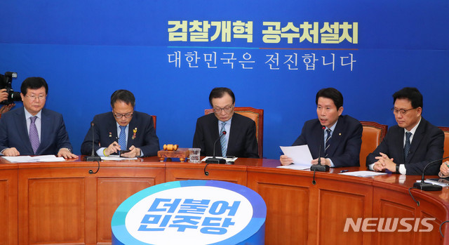 【서울=뉴시스】 장세영 기자 = 이인영 (오른쪽 두번째)더불어민주당 원내대표가 18일 오전 서울 여의도 국회에서 열린 더불어민주당 최고위원회의에 참석해 모두발언을 하고 있다. 2019.11.18. photothink@newsis.com