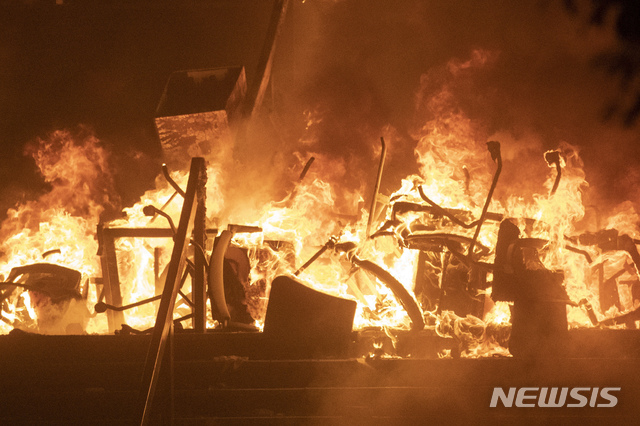 【홍콩=AP/뉴시스】홍콩 경찰이 18일 새벽(현지시간) 홍콩 이공대(폴리테크닉) 진압 작전을 단행한 가운데 교내 사무 집기들이 불에 타고 있다. 경찰은 화염병과 화살 등으로 밤새 저항하는 시위대를 향해 최루탄과 물대포 등을 발사하면서 이날 새벽 시위대가 점유한 대학 캠퍼스에 진입했다. 경찰은 시위대가 살상용 무기를 계속 사용할 경우 실탄을 사용할 수도 있다고 경고했으며 학교에 남아 있는 수백 명의 시위대는 결사 항전을 다짐하고 있는 것으로 알려졌다. 2019.11.18.