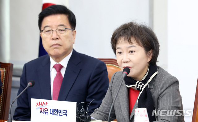 【서울=뉴시스】이종철 기자 = 정미경 자유한국당 최고위원이 18일 오전 서울 여의도 국회에서 열린 최고위원회의에서 김세연 의원의 불출마 선언에 대한 입장문 전문을 읽고 있다. 2019.11.18.jc4321@newsis.com