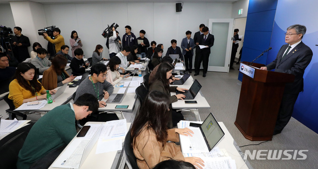 【세종=뉴시스】강종민 기자 = 이재갑 고용노동부 장관이 18일 오전 정부세종청사에서 주52시간제 입법 불발시 보완대책 추진방향에 대해 설명하고 있다. 2019.11.18. ppkjm@newsis.com