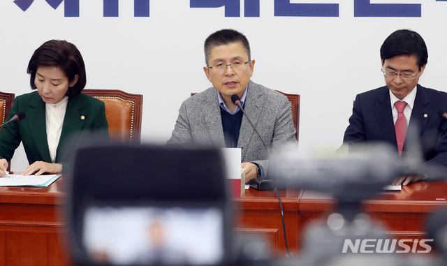 【서울=뉴시스】이종철 기자 = 황교안 자유한국당 대표가 18일 오전 서울 여의도 국회에서 열린 최고위원회의에서 모두발언을 하고 있다. 2019.11.18.jc4321@newsis.com