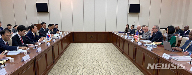 [서울=뉴시스] 정은보 한·미 방위비분담협상대사와 제임스 드하트 미 국무부 방위비분담협상대표가 18일 서울 동대문구 한국국방연구원에서 한미 방위비 분담금 특별협정(SMA) 협상 제3차 회의를 하고 있다. (사진=외교부 제공) 2019.11.18.&nbsp; photo@newsis.com