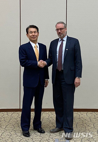 [서울=뉴시스] 정은보 한·미 방위비분담협상대사와 제임스 드하트 미 국무부 방위비분담협상대표가 18일 서울 동대문구 한국국방연구원에서 열린 한미 방위비 분담금 특별협정(SMA) 협상 제3차 회의에 앞서 악수하고 있다. (사진=외교부 제공) 2019.11.18. photo@newsis.com