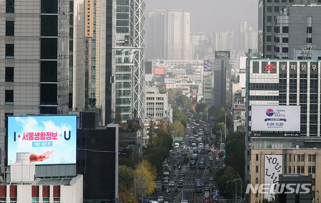 [서울=뉴시스]홍효식 기자 = 서울에 미세먼지 주의보가 발령된 18일 오후 서울 종로구 서울시교육청에서 바라본 서울 도심이 뿌옇게 보이고 있다. 2019.11.18.&nbsp; yesphoto@newsis.com
