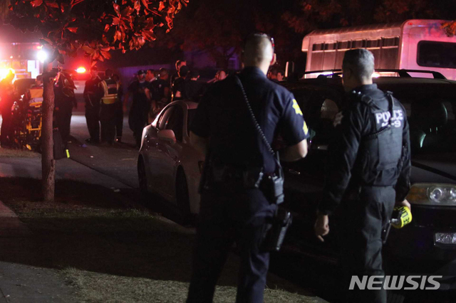 [프레즈노=AP/뉴시스]17일(현지시간) 미국 캘리포니아주 프레즈노에 위치한 주택에서 열린 소규모 파티에 총기 난사범이 난입해 총격을 가했다. 이 사건으로 10명이 총에 맞아 4명이 숨졌다고 AP통신 등은 보도했다. 사진은 사건 현장에서 경찰이 서 있는 모습. 2019.11.18.