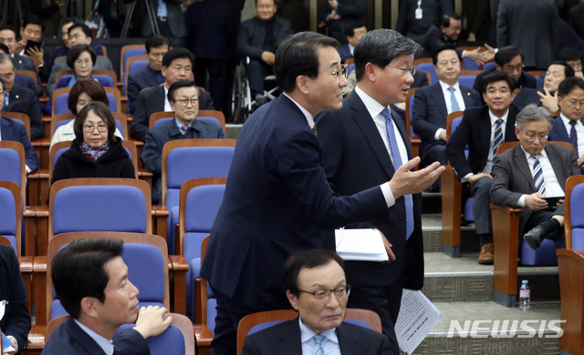 [서울=뉴시스] 이종철 기자 = 전해철(오른쪽) 더불어민주당 예산결산특별위원회 간사가 18일 오후 서울 여의도 국회에서 열린 의원총회에서 예산안 보고를 하고 있다. 2019.11.18.jc4321@newsis.com