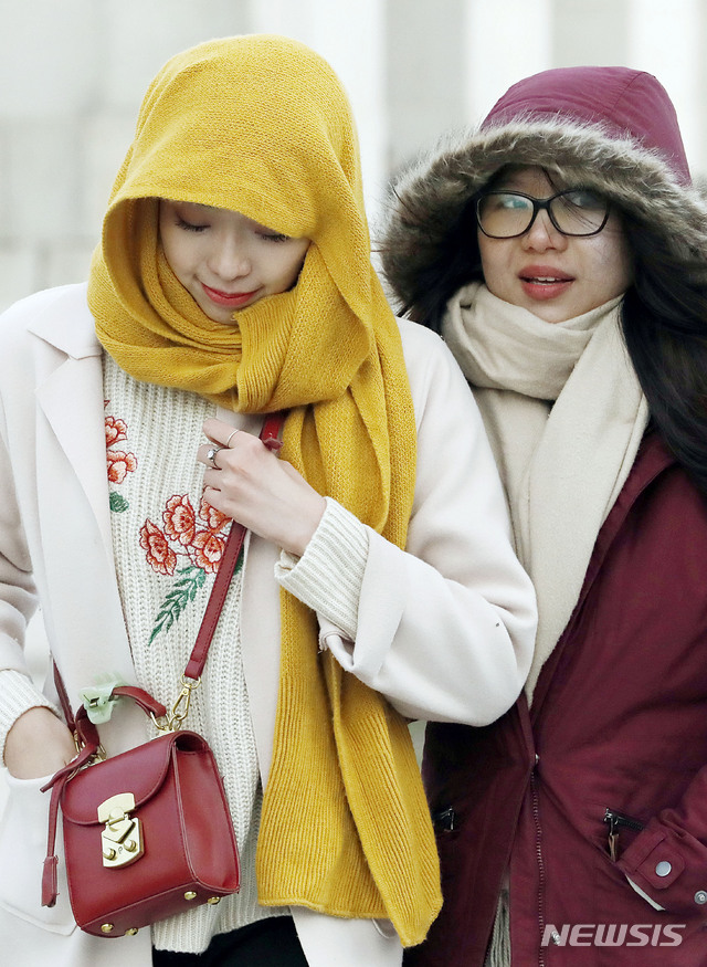 [서울=뉴시스]최동준 기자 = 서울에 한파주의보가 발령된 18일 오후 서울 광화문 앞에서 외국인 관광객들이 강한 바람에 옷깃을 여미며 길을 걷고 있다. 2019.11.18. photocdj@newsis.com