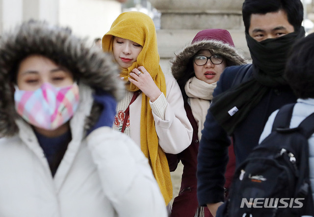 [서울=뉴시스]최동준 기자 = 서울에 한파주의보가 발령된 18일 오후 서울 광화문 앞에서 외국인 관광객들이 강한 바람에 옷깃을 여미며 길을 걷고 있다. 2019.11.18. photocdj@newsis.com