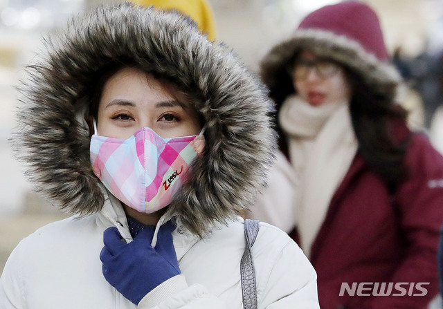 [서울=뉴시스]최동준 기자 = 서울에 한파주의보가 발령된 18일 오후 서울 광화문 앞에서 외국인 관광객들이 강한 바람에 옷깃을 여미며 길을 걷고 있다. 2019.11.18. photocdj@newsis.com