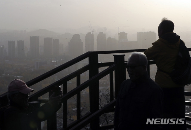 [서울=뉴시스]최진석 기자 = 미세먼지 주의보가 발령된 18일 오후 서울 남산에서 바라본 도심이 뿌옇게 보이고 있다. 2019.11.18. myjs@newsis.com