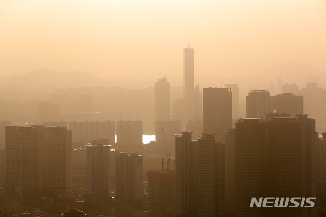 [서울=뉴시스]김근현 수습기자 = 미세먼지 주의보가 발령된 18일 오후 서울 중구 남산에서 바라본 서울 시내가 뿌옇게 보이고 있다. 2019.11.18.khkim@newsis.com