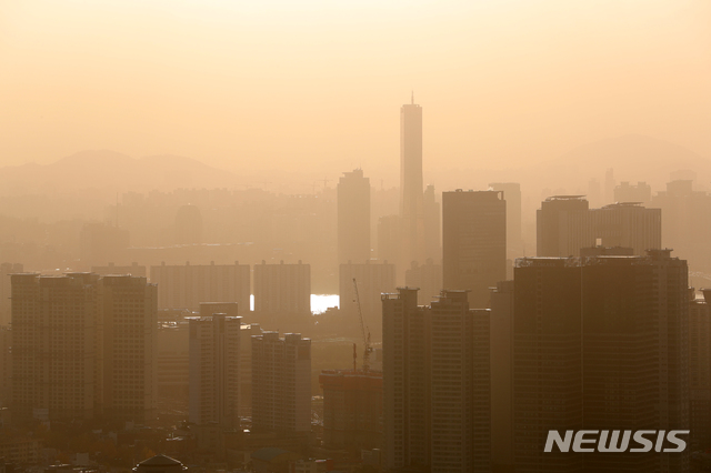 [서울=뉴시스]김근현 수습기자 = 미세먼지 주의보가 발령된 18일 오후 서울 중구 남산에서 바라본 서울 시내가 뿌옇게 보이고 있다. 2019.11.18. khkim@newsis.com 