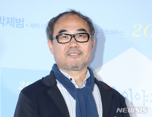 강신일 영화 행사 마이크로 발언하는 장면
