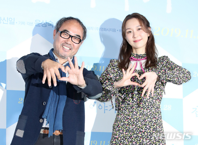 강신일 배우 여배우와 함께 행사에서 포즈 취한 사진
