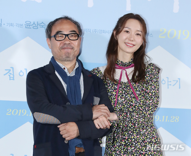 강신일 동료 배우와 함께 서 있는 홍보 행사 사진