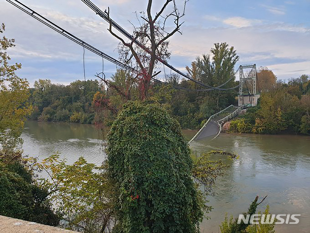 [툴루즈=AP/뉴시스]18일(현지시간) 프랑스 남서부 도시 툴루즈의 북부에 위치한 현수교가 붕괴돼 1명이 사망하고 여러 명이 실종됐다. 2019.11.18.