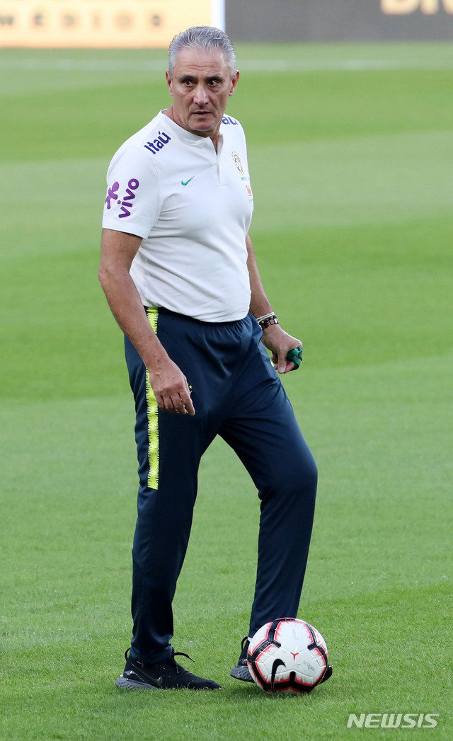 【아부다비(아랍에미리트)=뉴시스】김진아 기자 = 브라질 축구국가대표팀 아데노르 레오나르도 바치 감독이 18일(현지시각) 아랍에미리트 모하메드 빈 자예드 스타디움에서 대한민국과의 친선경기를 앞두고 훈련을 지켜보고 있다. 2019.11.18. bluesoda@newsis.com