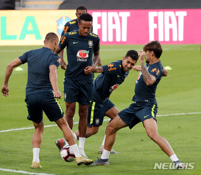 【아부다비(아랍에미리트)=뉴시스】김진아 기자 = 브라질 축구국가대표팀 호베르투 피르미누 비롯한 선수들이 18일(현지시각) 아랍에미리트 모하메드 빈 자예드 스타디움에서 대한민국과의 친선경기를 앞두고 훈련을 하고 있다. 2019.11.18. bluesoda@newsis.com