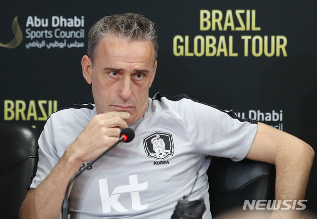 【아부다비(아랍에미리트)=뉴시스】김진아 기자 = 대한민국 축구국가대표팀 파울루 벤투 감독이 18일(현지시각) 아랍에미리트 모하메드 빈 자예드 스타디움에서 브라질과의 친선경기를 앞두고 기자회견을 하고 있다. 2019.11.18. bluesoda@newsis.com