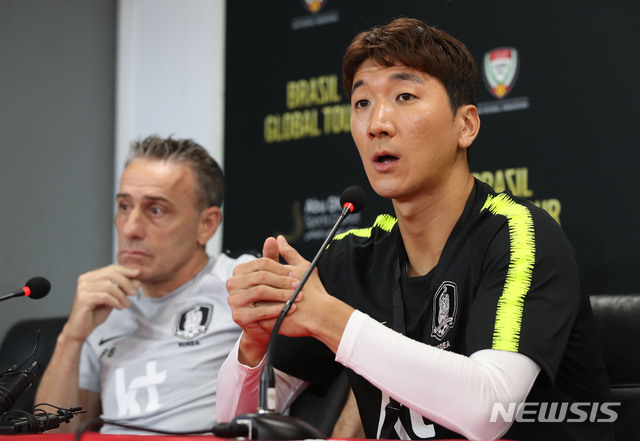 【아부다비(아랍에미리트)=뉴시스】김진아 기자 = 대한민국 축구국가대표팀 정우영 선수가 18일(현지시각) 아랍에미리트 모하메드 빈 자예드 스타디움에서 브라질과의 친선경기를 앞두고 기자회견을 하고 있다. 2019.11.18. bluesoda@newsis.com
