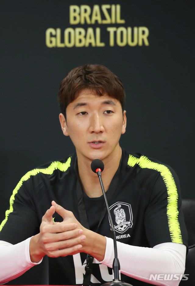 【아부다비(아랍에미리트)=뉴시스】김진아 기자 = 대한민국 축구국가대표팀 정우영이 18일(현지시각) 아랍에미리트 모하메드 빈 자예드 스타디움에서 브라질과의 친선경기를 앞두고 기자회견을 하고 있다. 2019.11.18. bluesoda@newsis.com
