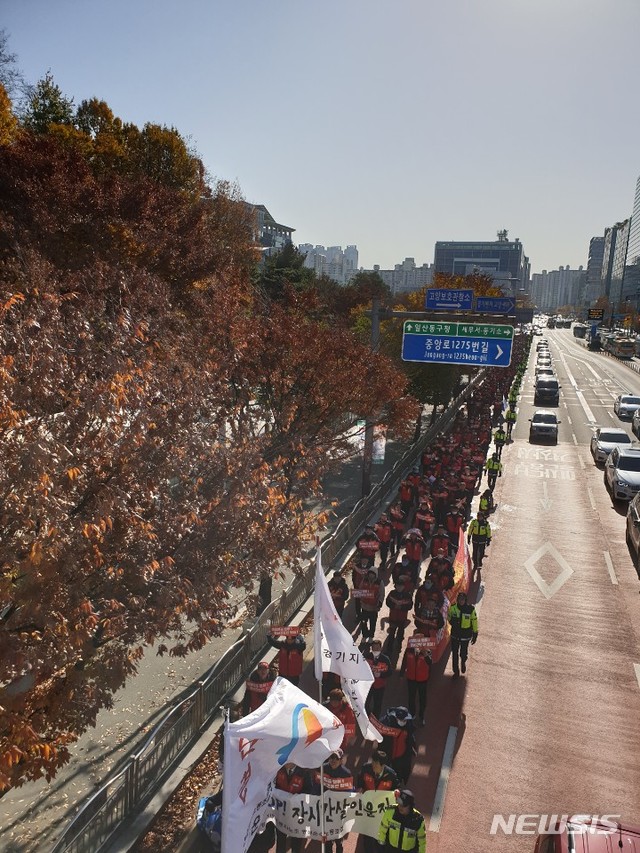 [고양=뉴시스]이경환 기자 = 19일 오전 경기 고양시 일산동구청 앞에서 임금협상 결렬로 새벽 첫차부터 파업을 시작한 명성운수 노조원 200여명이 집회 후 5km 가량 떨어진 명성운수 본사까지 가두행진을 하고 있다. 2019.11.19. lkh@newsis.com