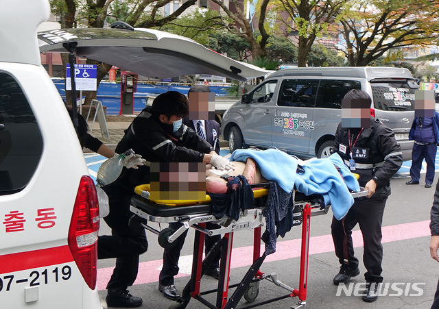 [제주=뉴시스]배상철 기자 = 제주도 차귀도 서쪽 해상에서 조업을 하던 어선에서 화재가 발생한 가운데 실종자 중 한명이 심폐소생술을 받으며 한라병원 응급실로 옮겨지고 있다. 2019.11.19. bsc@newsis.com