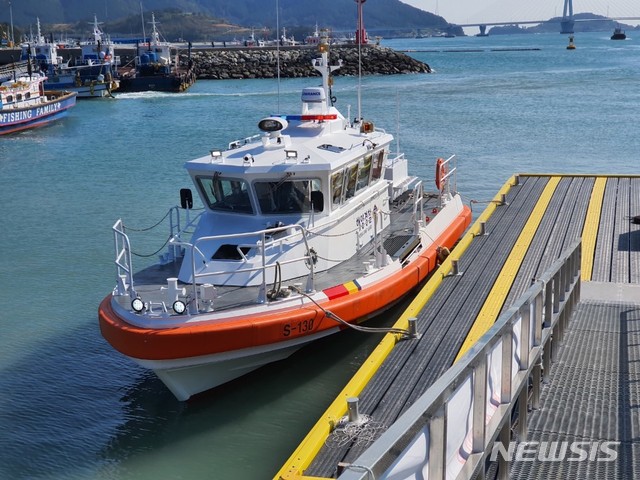 [여수=뉴시스]김석훈 기자 = 전남 여수해양경찰서(서장 이철우)는 해양사고 발생시 신속한 출동을 위해서 19일 최신형 연안구조정(S-130) 취역식 개최했다고 밝혔다. (사진=여수해경 제공) 2019.11.19. kim@newsis.com