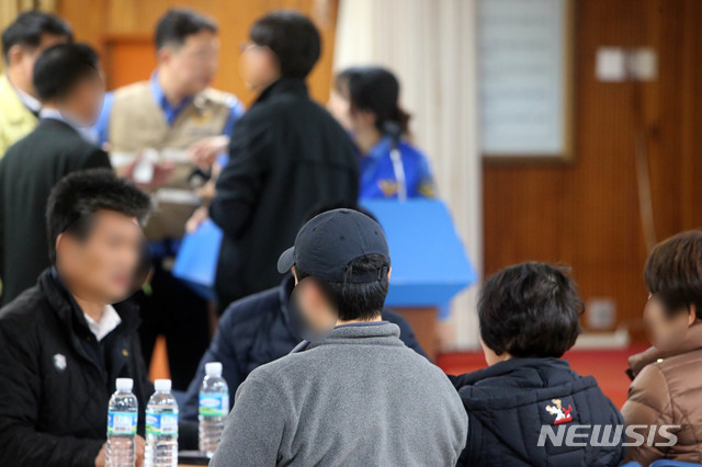 [제주=뉴시스]강경태 기자 = 제주시 한경면 차귀도 서쪽 해상에서 연승어선 대성호(29t·통영선적·승선원 12명)에 화재가 발생해 선원 1명이 사망하고 11명이 실종된 가운데 실종자 가족들이 19일 오후 제주해양경찰서에 마련된 가족대기실에서 사고 설명을 들으며 낙담하고 있다. 2019.11.19. ktk2807@newsis.com