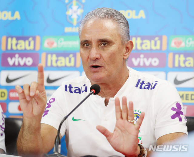 【아부다비(아랍에미리트)=뉴시스】김진아 기자 = 브라질 축구국가대표팀 아데노르 레오나르도 바치 감독이 18일(현지시각) 아랍에미리트 모하메드 빈 자예드 스타디움에서 대한민국과의 친선경기를 앞두고 기자회견을 하고 있다. 2019.11.19. bluesoda@newsis.com
