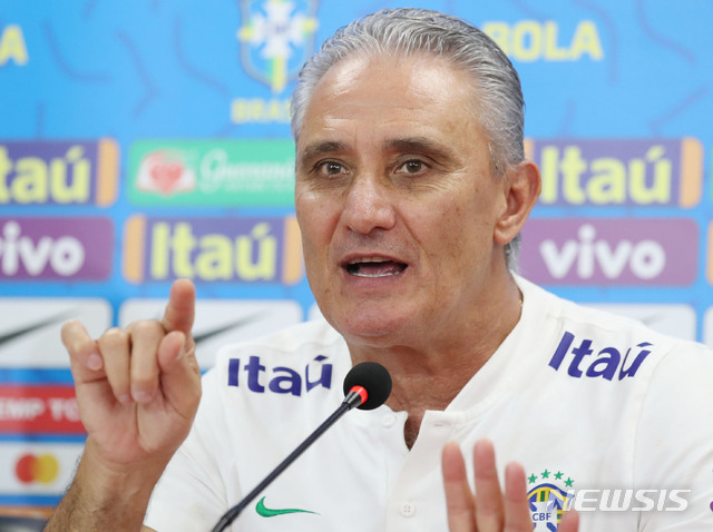 【아부다비(아랍에미리트)=뉴시스】김진아 기자 = 브라질 축구국가대표팀 아데노르 레오나르도 바치 감독이 18일(현지시각) 아랍에미리트 모하메드 빈 자예드 스타디움에서 대한민국과의 친선경기를 앞두고 기자회견을 하고 있다. 2019.11.19. bluesoda@newsis.com
