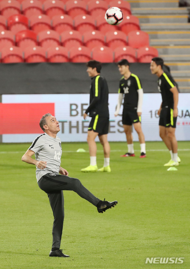 【아부다비(아랍에미리트)=뉴시스】김진아 기자 = 대한민국 축구국가대표팀 파울루 벤투 감독이 18일(현지시각) 아랍에미리트 모하메드 빈 자예드 스타디움에서 브라질과의 친선경기를 앞두고 훈련을 하던 중 공을 차고 있다. 2019.11.19.&nbsp; bluesoda@newsis.com