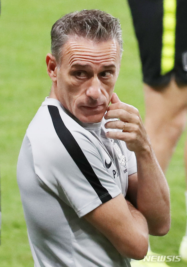 【아부다비(아랍에미리트)=뉴시스】김진아 기자 = 대한민국 축구국가대표팀 파울루 벤투 감독이 18일(현지시각) 아랍에미리트 모하메드 빈 자예드 스타디움에서 브라질과의 친선경기를 앞두고 훈련을 하기 전 고심하고 있다. 2019.11.19.&nbsp; bluesoda@newsis.com
