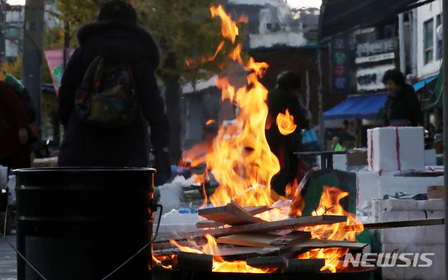 [서울=뉴시스]홍효식 기자 = 밤사이 기온이 크게 떨어지며 서울을 비롯한 중부지방에 한파주의보가 내려진 지난 19일 오전 서울 중구 중림시장에 모닥불이 피워져 있다. 2019.11.19. yesphoto@newsis.com