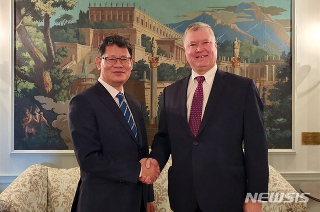 [서울=뉴시스] 미국을 방문중인 김연철 통일부 장관이 19일(한국시간) 스티븐 비건 미 국무부 대북정책특별대표와 면담에 앞서 기념촬영을 하고 있다. (사진=통일부 제공) 2019.11.19.&nbsp; photo@newsis.com 