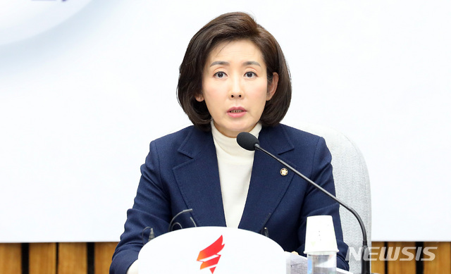 [서울=뉴시스] 이종철 기자 = 나경원 자유한국당 원내대표가 19일 오전 서울 여의도 국회에서 열린 원내대책회의에서 모두발언을 하고 있다. 2019.11.19.jc4321@newsis.com