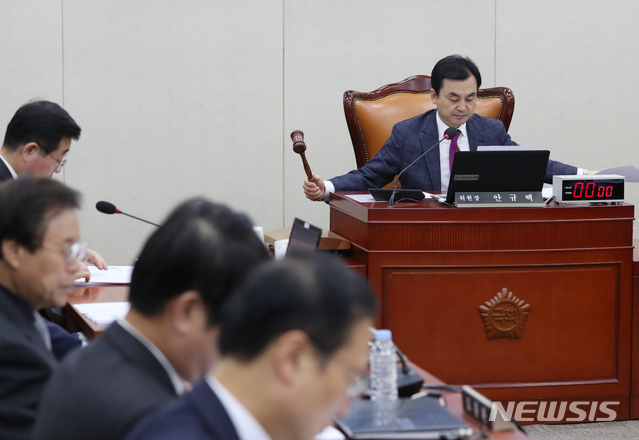 [서울=뉴시스] 고승민 기자 = 안규백 국회 국방위원장이 19일 서울 여의도 국회에서 방위산업 발전 및 지원에 관한 법률안 등을 안건으로 열린 국방위원회 전체회의에서 각종 안건을 가결하고 있다. 2019.11.19.kkssmm99@newsis.com