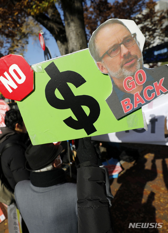 [서울=뉴시스]최동준 기자 = 평화와통일을여는사람들 회원들이 지난 19일 서울 동대문구 한국국방연구원 앞에서 기자회견을 열고 한미 방위비분담 협상 중단을 촉구하고 있다. 2019.11.22. photocdj@newsis.com