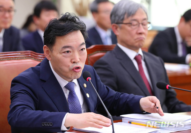 [서울=뉴시스] 장세영 기자 = 김오수 법무부 차관이 19일 오전 서울 여의도 국회에서 열린 법제사법위원회 전체회의에 참석해 의원 질의에 답하고 있다. 2019.11.19. photothink@newsis.com