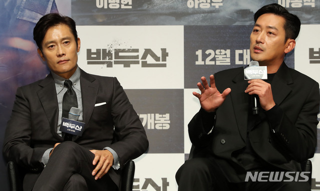 [서울=뉴시스]박주성 기자 = 배우 하정우가 19일 오전 서울 강남구 압구정 CGV에서 열린 영화 '백두산' 제작보고회에 참석해 배우 이병헌의 장점을 말하고 있다. 2019.11.19.&nbsp; park7691@newsis.com