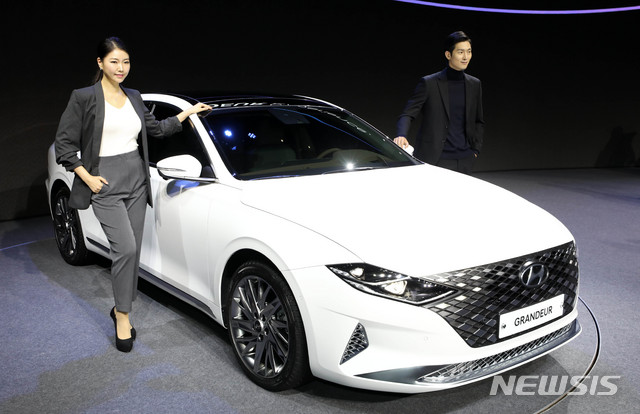 [고양=뉴시스] 고범준 기자 = 현대자동차 '더 뉴 그랜저' 신차발표회가 열린 19일 오전 경기 고양시 빛마루방송지원센터에서 모델들이 신차 앞에서 포즈를 취하고 있다. 2019.11.19. bjko@newsis.com