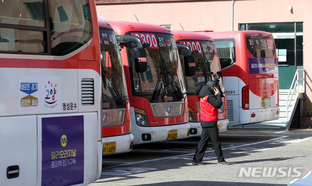 [고양=뉴시스] 고범준 기자 = 경기도 고양지역 버스회사 명성운수 노조가 파업에 돌입한 19일 경기도 고양시 일산서구 명성운수에 버스들이 주차돼 있다. 2019.11.19.&nbsp; bjko@newsis.com