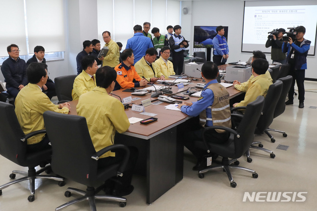 [제주=뉴시스]우장호 기자 = 문성혁 해양수산부 장관과 진영 행정안전부 장관이 19일 제주지방해양경찰청 2층에 마련된 광역구조본부를 찾아 제주 차귀도 서쪽 76㎞ 해상에서 전소된 연승어선 A(29t)호 관련 구조 브리핑을 듣고 있다. 2019.11.19.&nbsp; woo1223@newsis.com