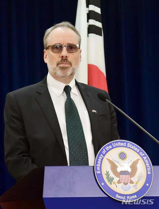 [서울=뉴시스] 추상철 기자 =제임스 드하트 미국측 방위비 협상 대표가 19일 오후 서울 용산구 주한미국대사관 별관에서 기자회견을 열고 협상 결과에 대한 브리핑을 하고 있다. (사진= 주한미국대사관 제공) 2019.11.19.&nbsp; photo@newsis.com 