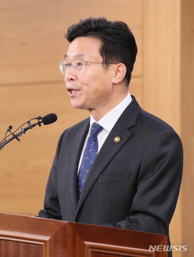 [세종=뉴시스]강종민 기자 = 이재욱 농림축산식품부 차관이 19일 오후 정부세종청사에서 지난 2015년부터 진행해 온 WTO 쌀 관세화 검증 협의가 종료돼 우리 쌀 관세율 513%가 WTO에서 확정될 예정이라고 밝히고 있다. 2019.11.19. ppkjm@newsis.com