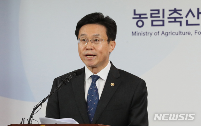 [세종=뉴시스]강종민 기자 = 이재욱 농림축산식품부 차관이 19일 오후 정부세종청사에서 지난 2015년부터 진행해 온 WTO 쌀 관세화 검증 협의가 종료돼 우리 쌀 관세율 513%가 WTO에서 확정될 예정이라고 밝히고 있다. 2019.11.19. ppkjm@newsis.com