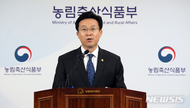 [세종=뉴시스]강종민 기자 = 이재욱 농림축산식품부 차관이 19일 오후 정부세종청사에서 지난 2015년부터 진행해 온 WTO 쌀 관세화 검증 협의가 종료돼 우리 쌀 관세율 513%가 WTO에서 확정될 예정이라고 밝히고 있다. 2019.11.19. ppkjm@newsis.com