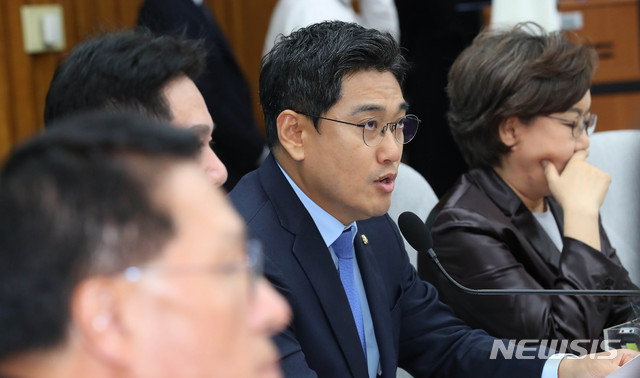 [서울=뉴시스] 장세영 기자 = 오신환 (오른쪽 두번째)바른미래당 원내대표가 19일 오후 서울 여의도 국회에서 열린 바른미래당 의원총회에 참석해 모두발언을 하고 있다. 2019.11.19. photothink@newsis.com