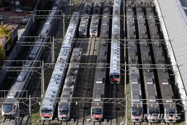 [서울=뉴시스]최진석 기자 = 전국철도노동조합이 최종 교섭 결렬을 알린 19일 오후 서울 한 코레일차량기지에 코레일 열차가 보이고 있다. 전국철도노조는 20일부터 무기한 총파업에 돌입할 예정이다. 2019.11.19. myjs@newsis.com