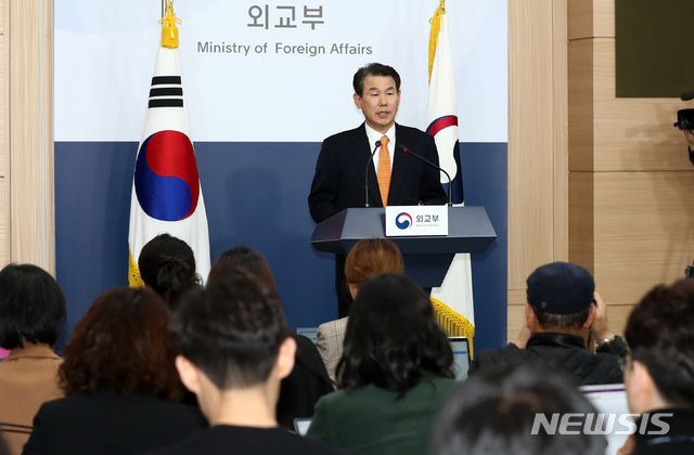 [서울=뉴시스] 이영환 기자 = 정은보 한·미 방위비분담 협상대표가 19일 오후 서울 종로구 외교부 브리핑룸에서 제11차 한·미 방위비분담금특별협정(SMA) 제3차 회의 관련 브리핑을 하고 있다. 2019.11.19 20hwan@newsis.com